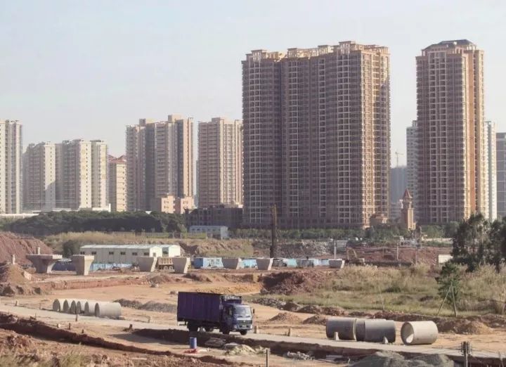 調(diào)控大半年，一線城市樓市的降溫趨勢(shì)已經(jīng)日漸明朗。10月23日，國(guó)家統(tǒng)計(jì)局的數(shù)據(jù)顯示，一線城市新建商品住宅和二手住宅價(jià)格環(huán)比均下降0.2%，其中廣州新房?jī)r(jià)格下降0.5%，降幅居一線城市之首。